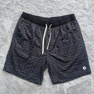 Vuori Men’s Kore Short 7” Inseam Lined Black Basket Weave Pattern V302 Size XXL